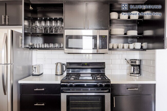 Building Photo - 1443 N Fuller Ave