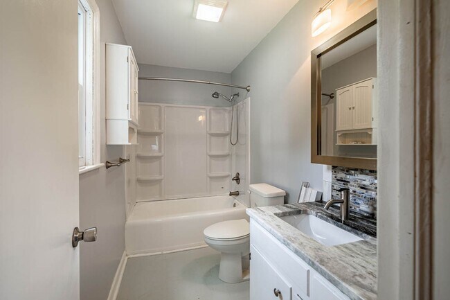 Building Photo - 4222 Arbutus Dr