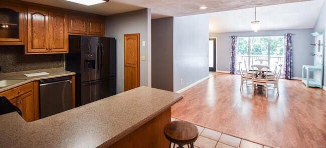 Building Photo - 555 Shady Acres Rd