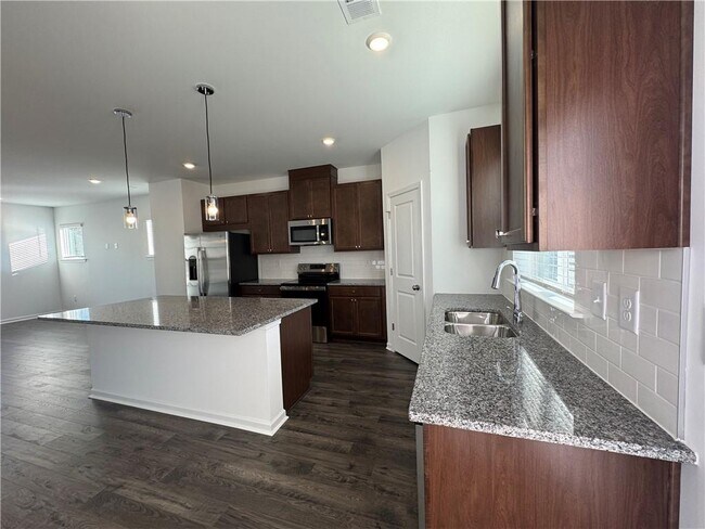 Building Photo - 516 Meadows Ln