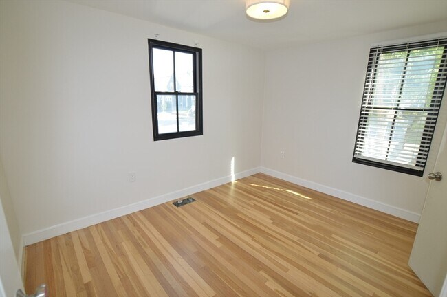 Building Photo - 112 Lynde St
