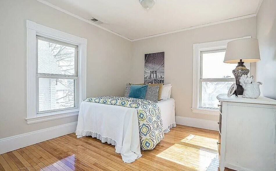 Building Photo - 22 Scott St