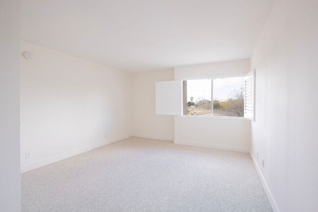 Building Photo - 10020 Zelzah Ave