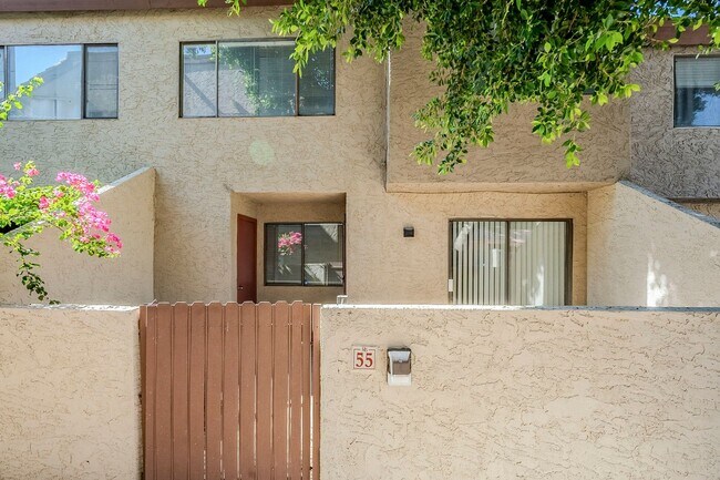Building Photo - 3 bedroom townhome for rent