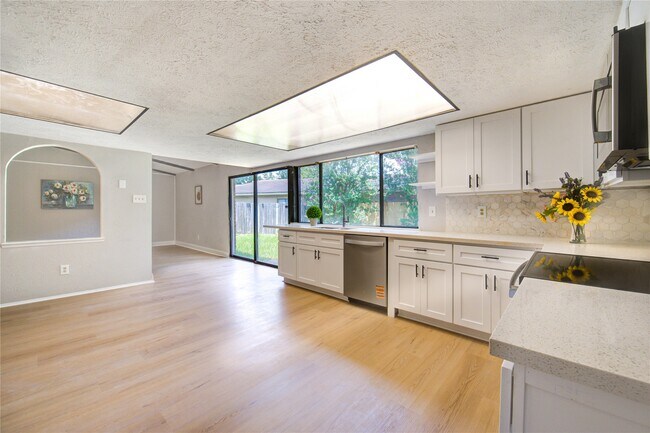 Building Photo - 15515 Mira Monte Dr