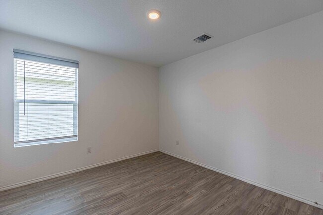 Building Photo - 6562 Runaway Row