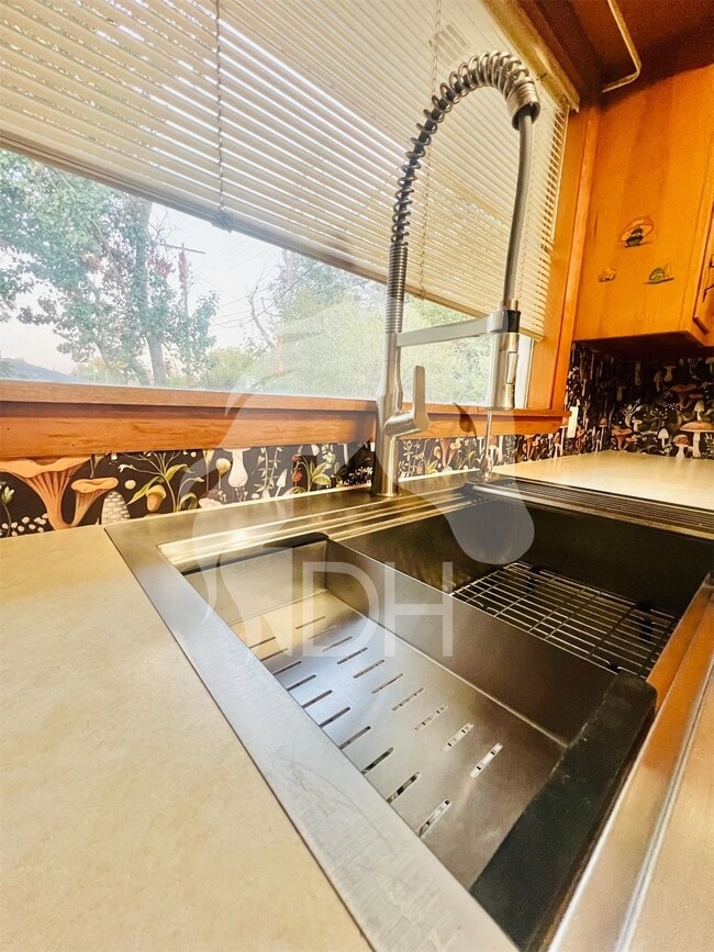 Building Photo - "Charming 4-Bedroom Home with Beautiful Hardwood Floors on South Harding Street!"