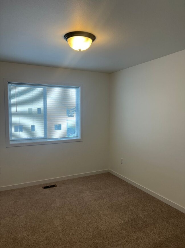 Building Photo - 3 Bed 2.5 Bath Single Family Home