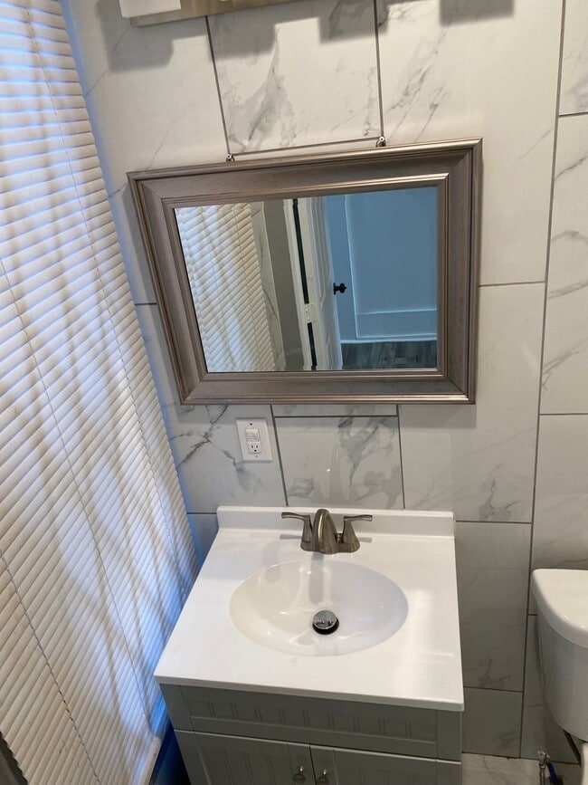 Building Photo - 1725 Monument St