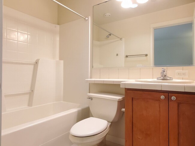Building Photo - Spacious Townhome, Bonus Room, Fresh Paint...