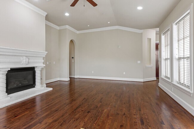 Building Photo - Luxury Highland Park Condo with gas and water