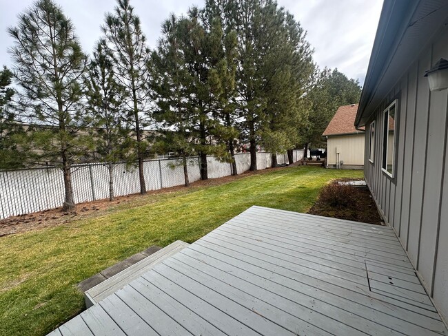 Building Photo - 3 Bedroom / 2 Bathroom Home in The Gated Troutcreek Village in Sisters