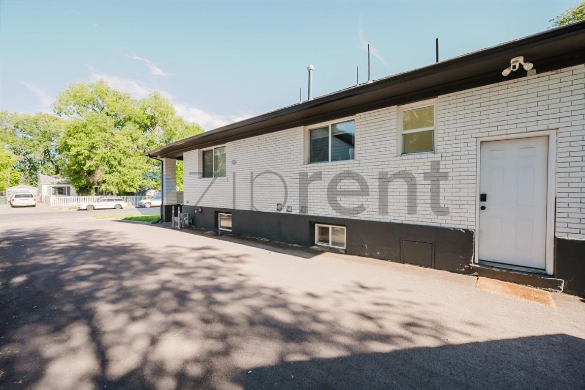 Building Photo - Unit B