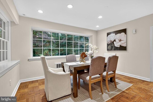 Building Photo - 829 Bryn Mawr Ave