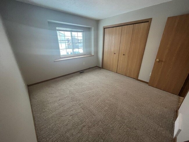 Building Photo - 4 BEDROOM | 2 BATH | DOUBLE CAR GARAGE | RAPID VALLEY