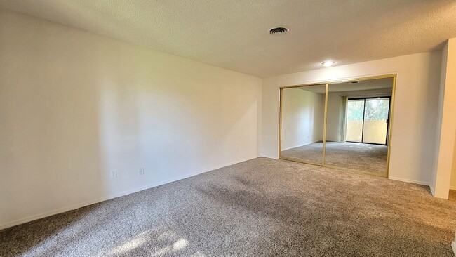 Building Photo - 3-bedroom, 2-bath Condo 'On the Green'