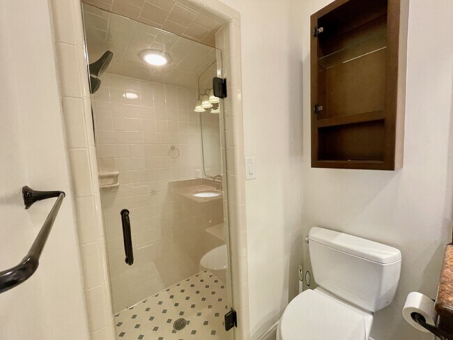 Building Photo - 4 Bed, 4 And A Half Bath Nest In Haymount