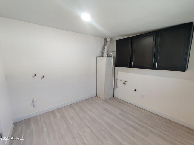 Building Photo - 3208 W Bloomfield Rd
