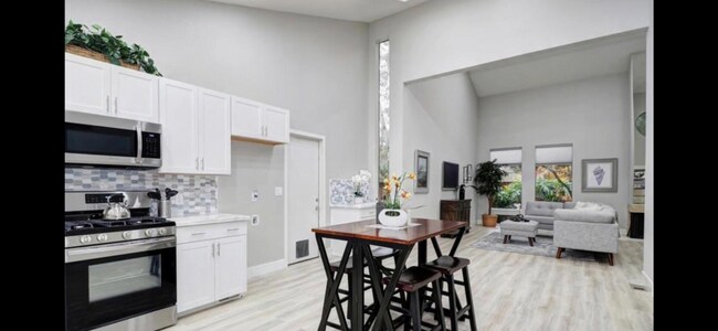 Building Photo - Spacious and beautiful 3 bedroom 2 bath ho...