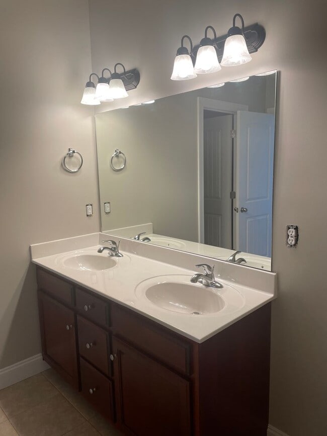 Building Photo - Luxury Condo for Rent