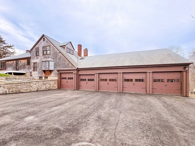 Building Photo - 215 Sohier St
