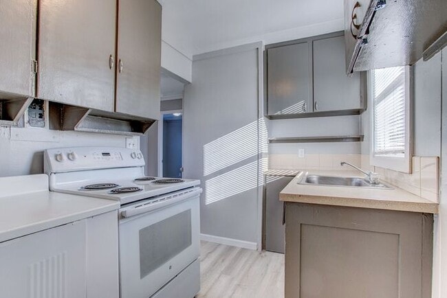Building Photo - Completely Remodeled unit!! Pets OK.