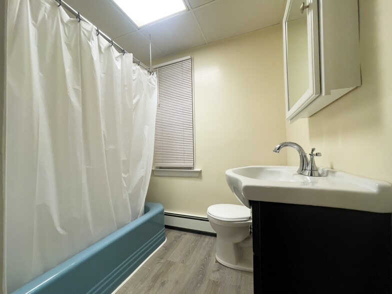 Bathroom - 160 Quinnipiac Ave