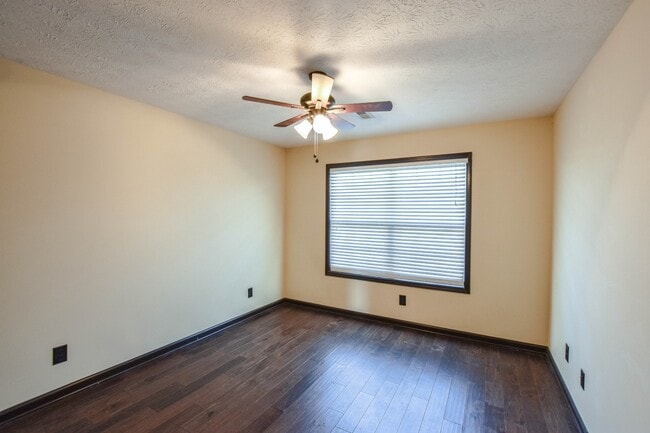 Building Photo - Pet Friendly with No Backyard Neighbors!