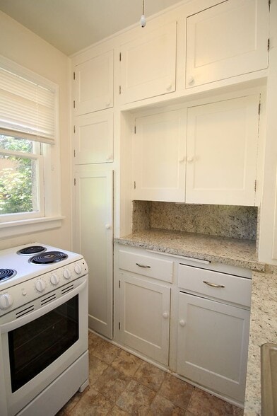 Building Photo - 1943 NW Irving St