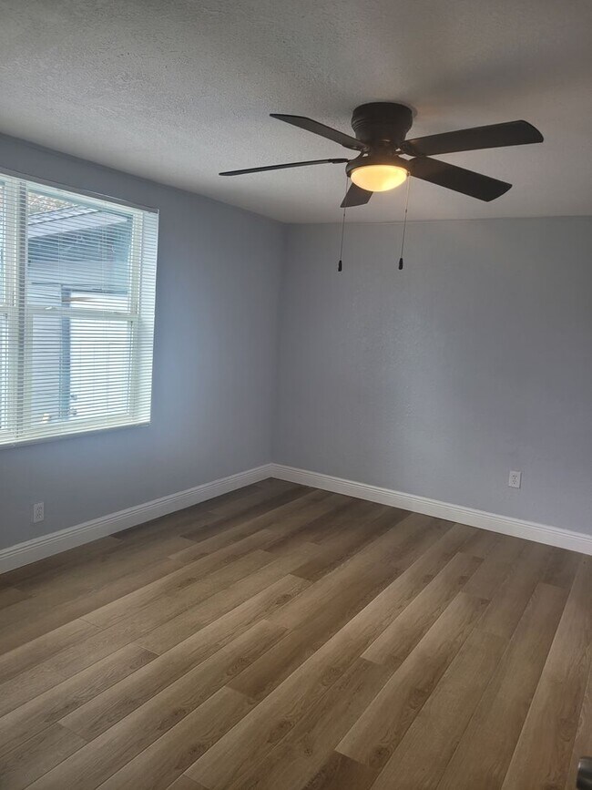 Building Photo - 1320 S Oleander Ave