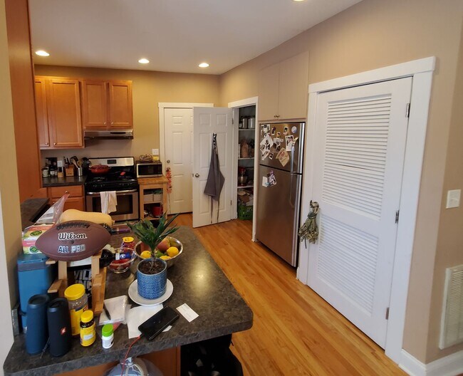 Building Photo - East Albany Park – Updated 1-Bedroom Apt –...