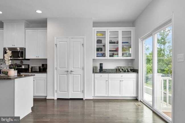 Building Photo - 8633 Rosecrans Ln