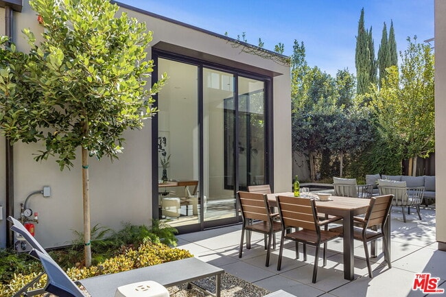 Building Photo - 8890 Rosewood Ave