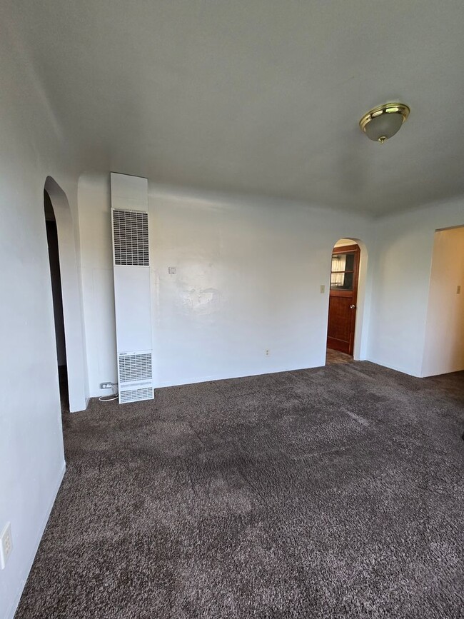 Building Photo - Cozy Single Level 2 Bed, 1 Bath Home close...