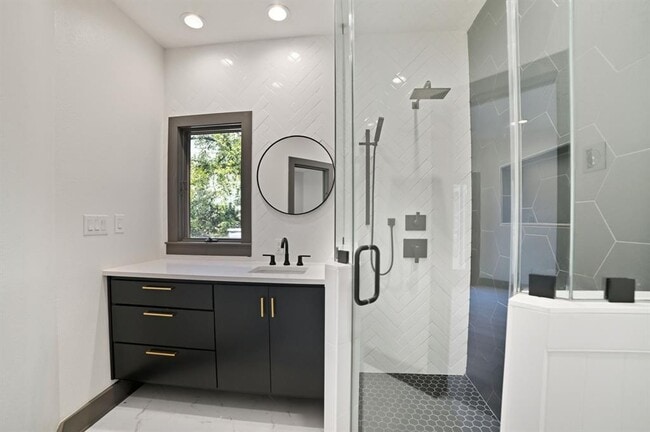 Building Photo - 2700 Marina Shores Dr