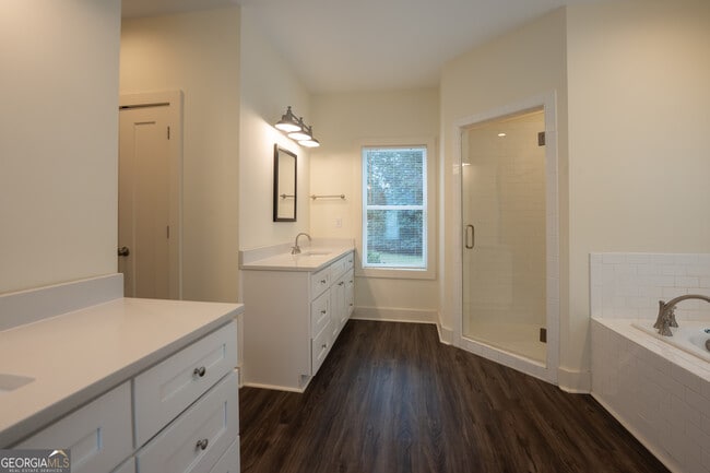 Building Photo - 1000 Bell Cir