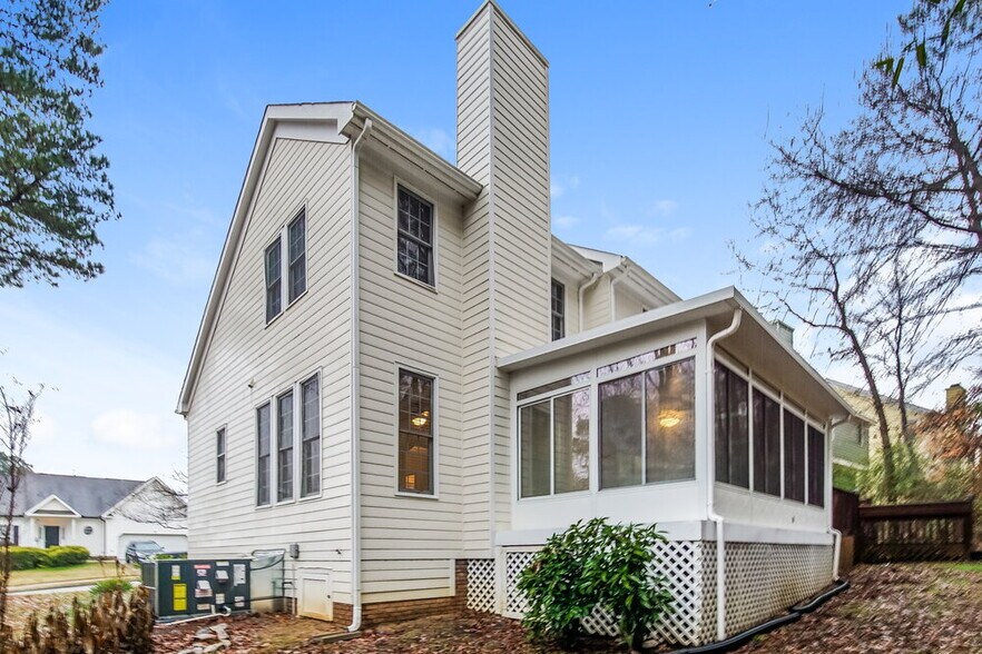 Building Photo - 813 Hanska Way