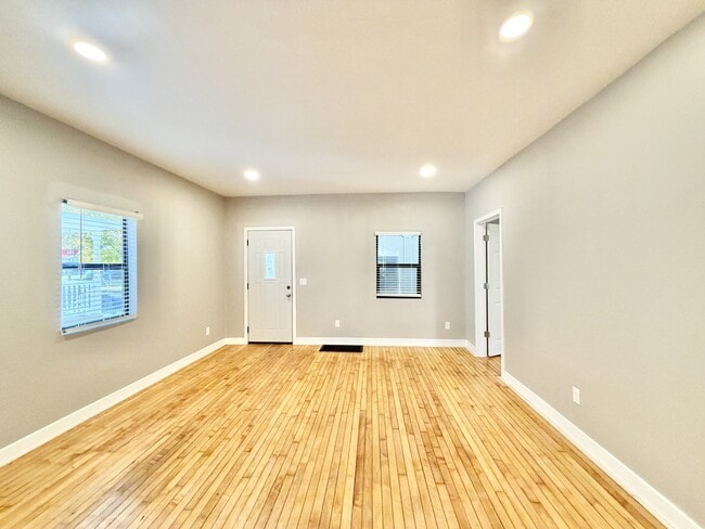 Building Photo - 425 S Jackson St