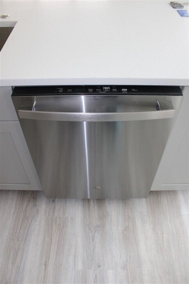 Building Photo - 2 bedroom 2 bathroom Brand New Triplex!