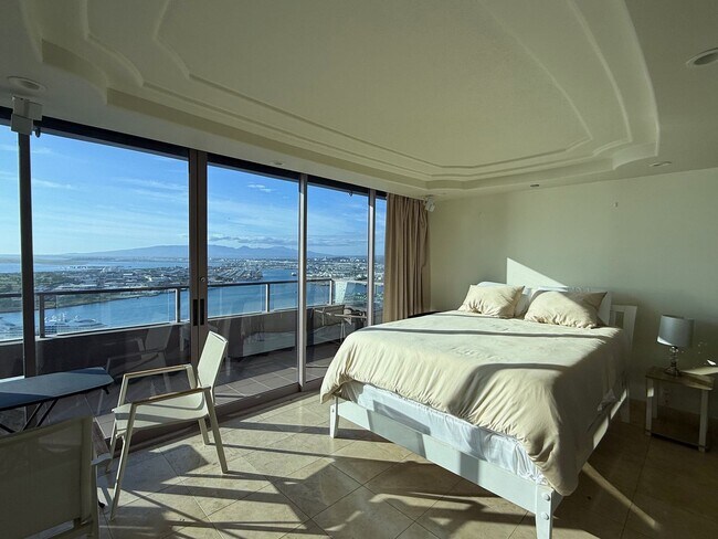 Building Photo - Luxurious 2 bed/2bath/2 parking Fully Furnished in One Waterfront Towers