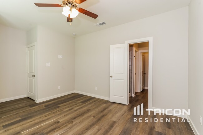 Building Photo - 8208 Howell Oak Dr