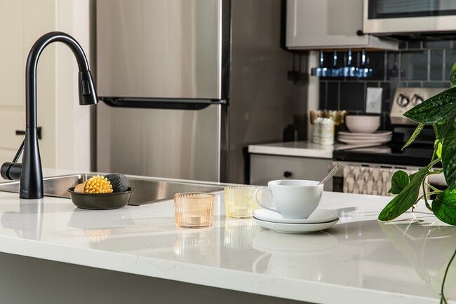 Building Photo - 723 Mt Vernon Ave