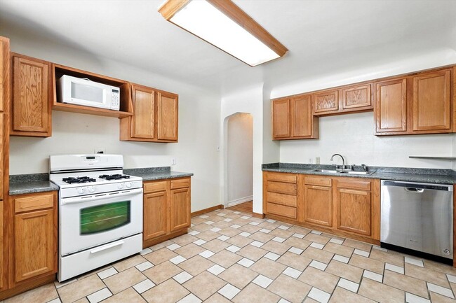 Building Photo - 1632 Columbia Dr SE