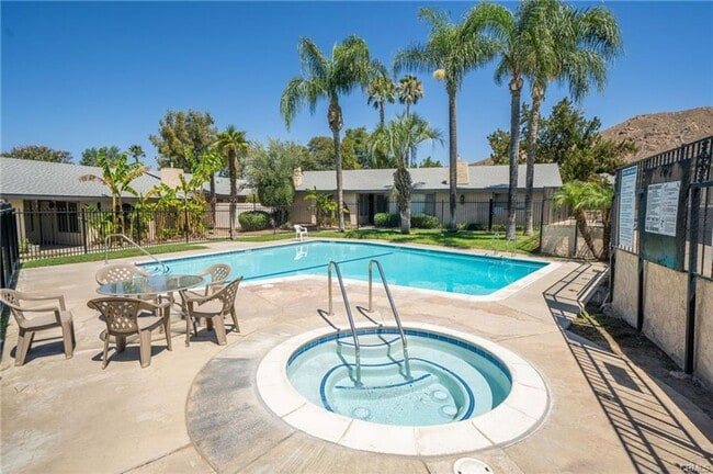 Building Photo - Clean & updated 2 bed/2 bath condo available for lease. Student-friendly & walking distance to UCR