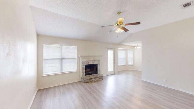 Building Photo - 2802 Woodlands Dr