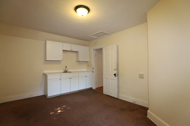Building Photo - Great Four-Bedroom-Plus-Den House in Vilas...