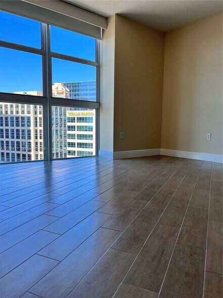 Building Photo - 347 N New River Dr E