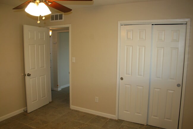 Building Photo - 525 Goodman St