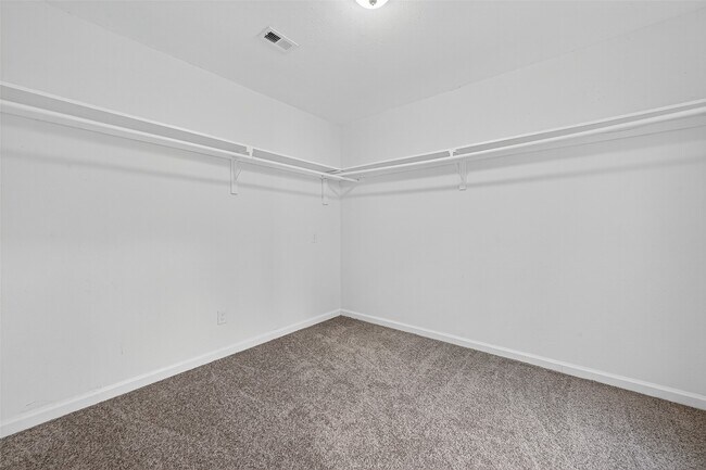 Building Photo - 16643 Lake Cir
