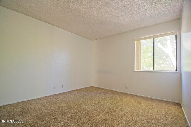 Building Photo - 2599 Lakeside Dr